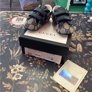 Gucci Baby Shoes in Navy and Cream